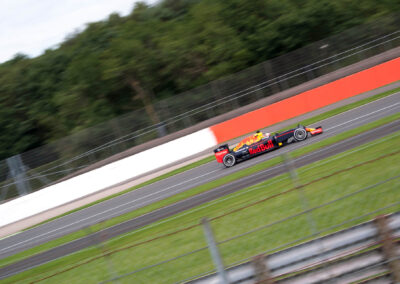 Bolid Formuły 1 Red Bull podczas testów przedsezonowych na torze Silverstone w Anglii